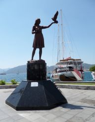 Памятник девушке, встречающей моряков, Мармарис