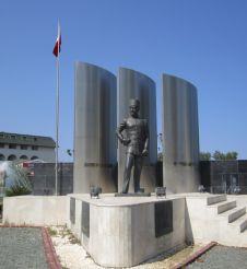Памятник Мустафе Эртугрулу, Кемер