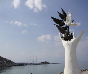 Памятник голубям, Кушадасы