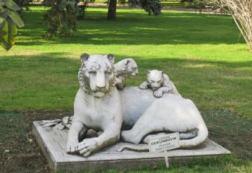 Skulptur einer Löwin mit Cubs, İstanbul